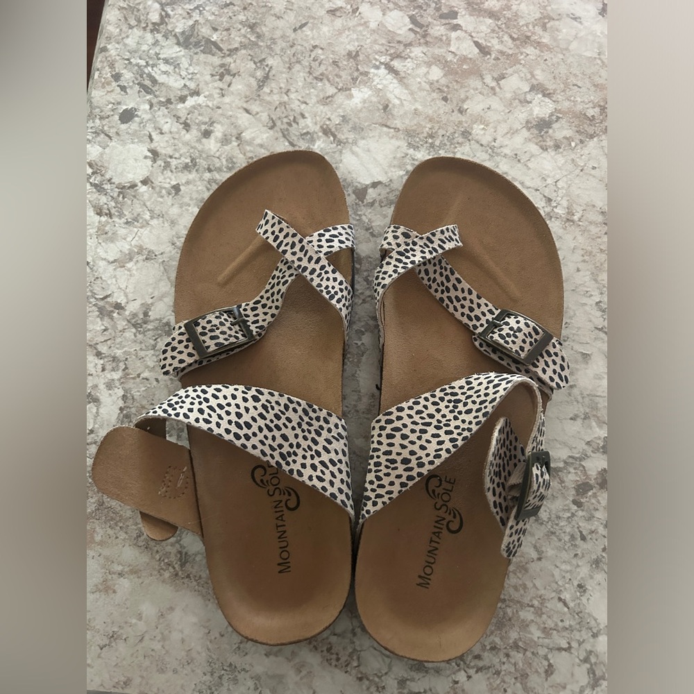 Woman’s Mountain Soul Leopard Print  Slip On Adjustable Buckle Sandal Size 9